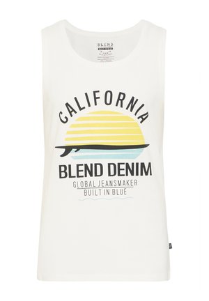Weißes Tanktop mit Grafikdruck, der eine gelbe Sonne, schwarzen Text mit den Worten "CALIFORNIA" und "BLEND DENIM" sowie eine Silhouette eines Surfbretts zeigt.