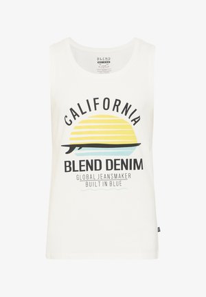 Fehér pántnélküli felső grafikai nyomattal, amelyen egy sárga nap, fekete felirattal a "CALIFORNIA" és a "BLEND DENIM" szavakkal, valamint egy szörfdeszka sziluettje látható.