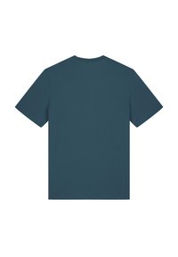T-shirt à manches courtes en tissu teal profond, avec un col rond et une texture lisse, sans motifs ni accents visibles.