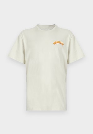 Cremfarbener T-Shirt mit kurzen Ärmeln aus Baumwolle, mit dem auf der linken Brust gestickten Schriftzug "WRANGLER" in orange.