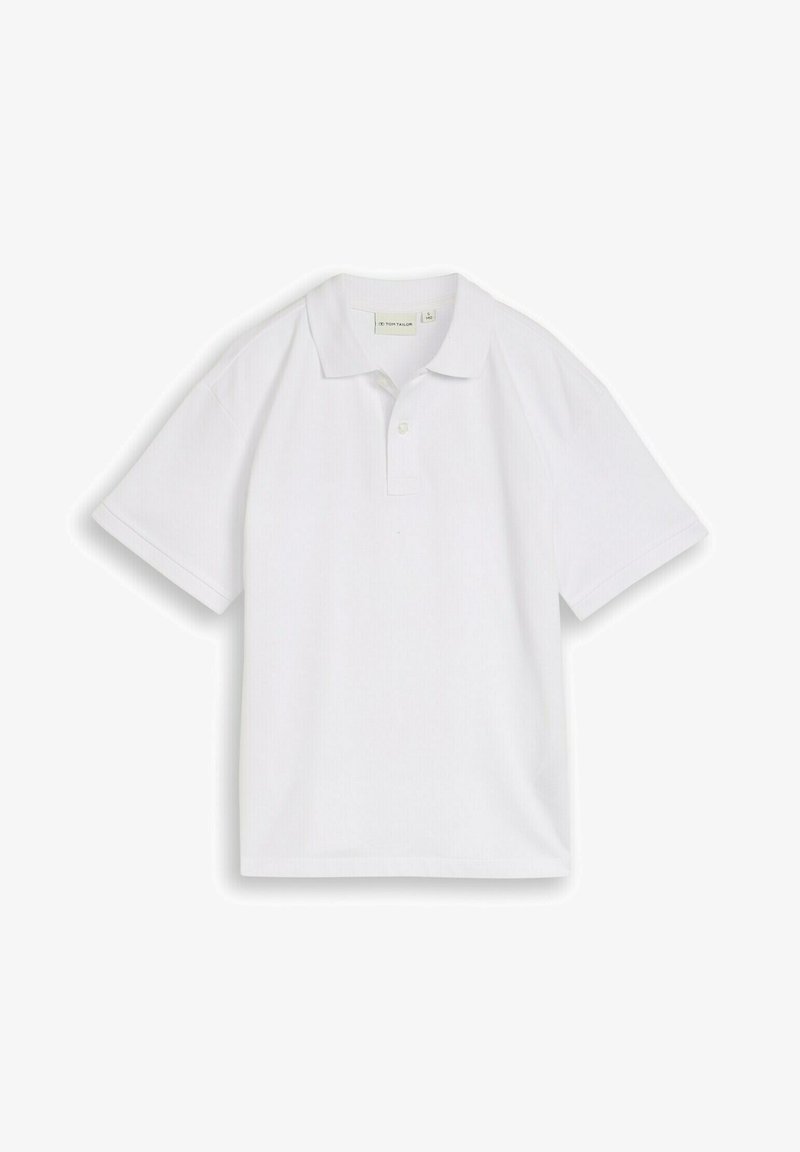 Polo blanc à manches courtes avec col et patte à deux boutons, présenté à plat sur fond blanc.