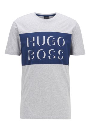 T-shirt gris clair à manches courtes avec une large bande horizontale bleu marine sur la poitrine affichant "HUGO BOSS" en lettres découpées.