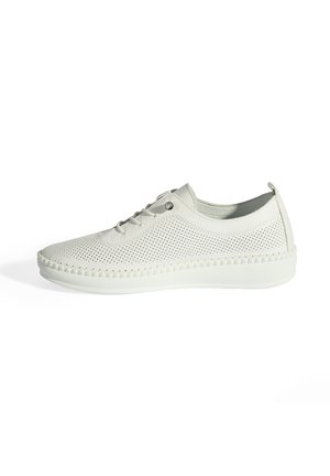 Perforeerde witte sneaker met platte veters, ronde neus en een gestructureerde zool. Bevat een gestikte detail langs de zool en een lus achterop.