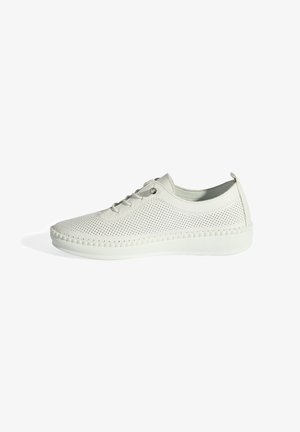 Perforeerde witte sneaker met platte veters, ronde neus en een gestructureerde zool. Bevat een gestikte detail langs de zool en een lus achterop.