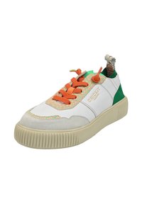 Witte sneaker met oranje veters, groene accenten en een bovenwerk van textiel met een gestructureerd patroon. Dikke rubberen zool met geribbelde details.