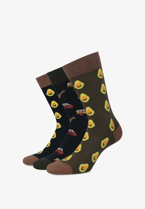 Trzy pary bawełnianych skarpetek: brązowe w wzór z awokado, granatowe z samochodami oraz ciemnozielone z motywem awokado. Każda ma prążkowane mankiety.