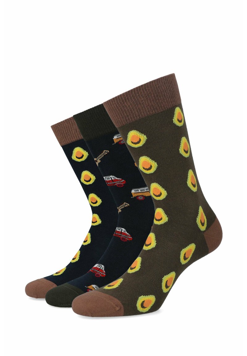 Trzy pary bawełnianych skarpetek: brązowe w wzór z awokado, granatowe z samochodami oraz ciemnozielone z motywem awokado. Każda ma prążkowane mankiety.