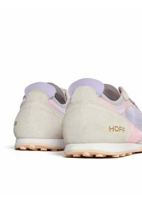 Zapatillas ligeras en rosa, lavanda y gris de ante con acentos de malla. Presenta un logo dorado y una suela de goma texturizada.