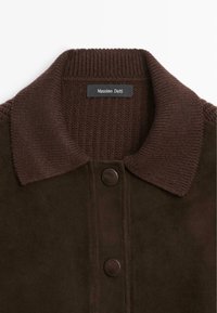 Brązowa zamszowa kurtka z dzianinowym kołnierzem, z przodem z zapięciem na guziki. Metka z napisem "Massimo Dutti" w białym kolorze.