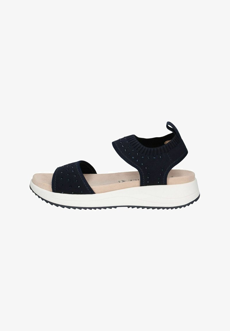 Sandales en tissu bleu marine avec des sangles élastiques, un design perforé et une semelle rembourrée sur une semelle en caoutchouc blanche. Comprend un patin décoratif au talon.