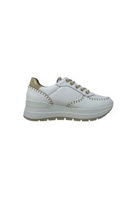 Sneaker bianco con punta arrotondata, caratterizzato da cuciture decorative e un accento metallico dorato sul tallone. Suola piattaforma leggera.