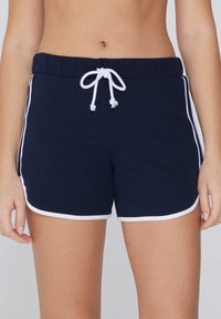 Shorts blu navy realizzati in tessuto morbido, con un laccetto bianco e strisce laterali, dal taglio rilassato e orlo curvo.