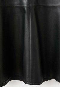 Zwarte leren rok met een gladde textuur, uitlopende vorm en een nette zoom. Voorzien van een centrale naad voor structuur en minimale details.