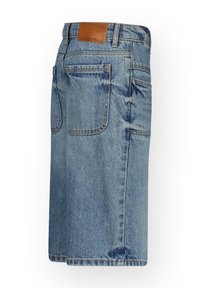 Short en denim bleu clair longueur genou avec poches plaquées au dos et une étiquette de marque en cuir marron sur la ceinture.