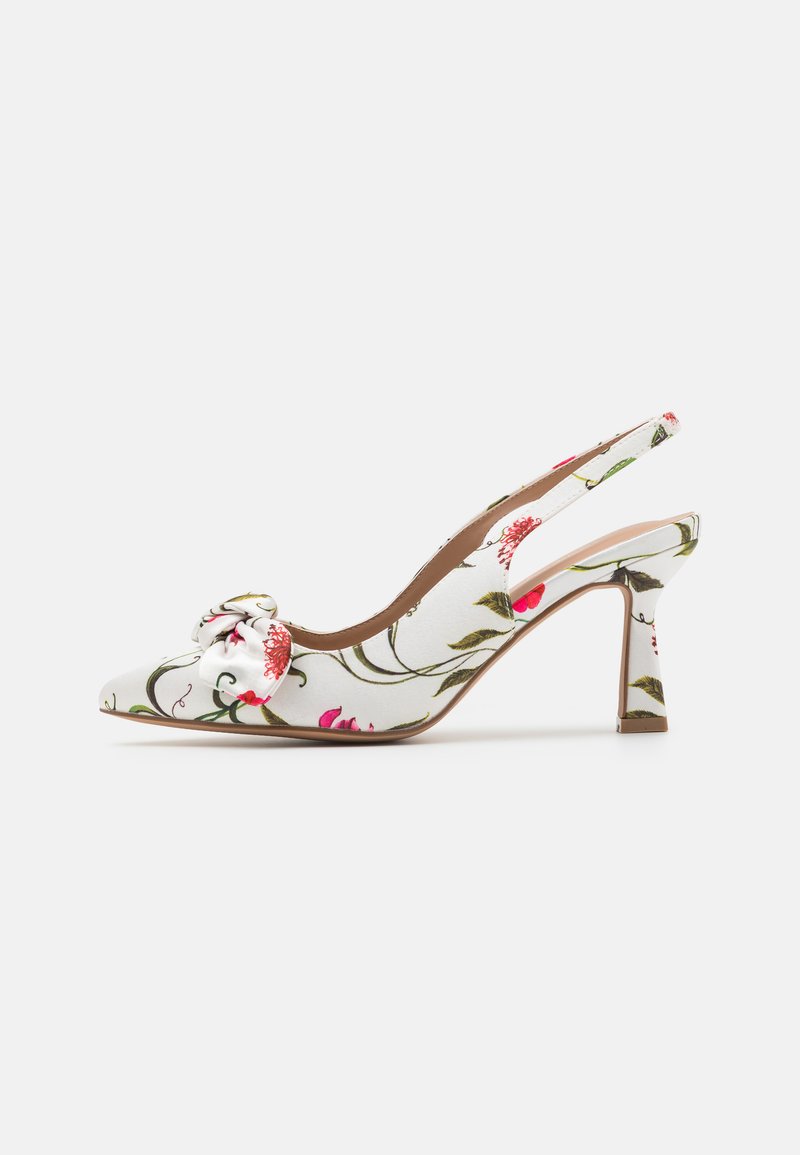 Cvečne slingback petke s uskim nosom, bele tkanine in okrasno tkaninsko pentljo na sprednji strani, z blok peto v višini 7,5 cm.