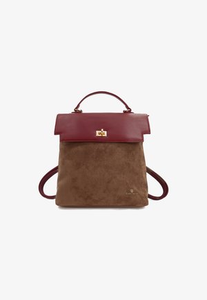 Zaino in suede marrone e pelle bordeaux con manico superiore, chiusura dorata e piccolo logo in basso a destra sul fronte.