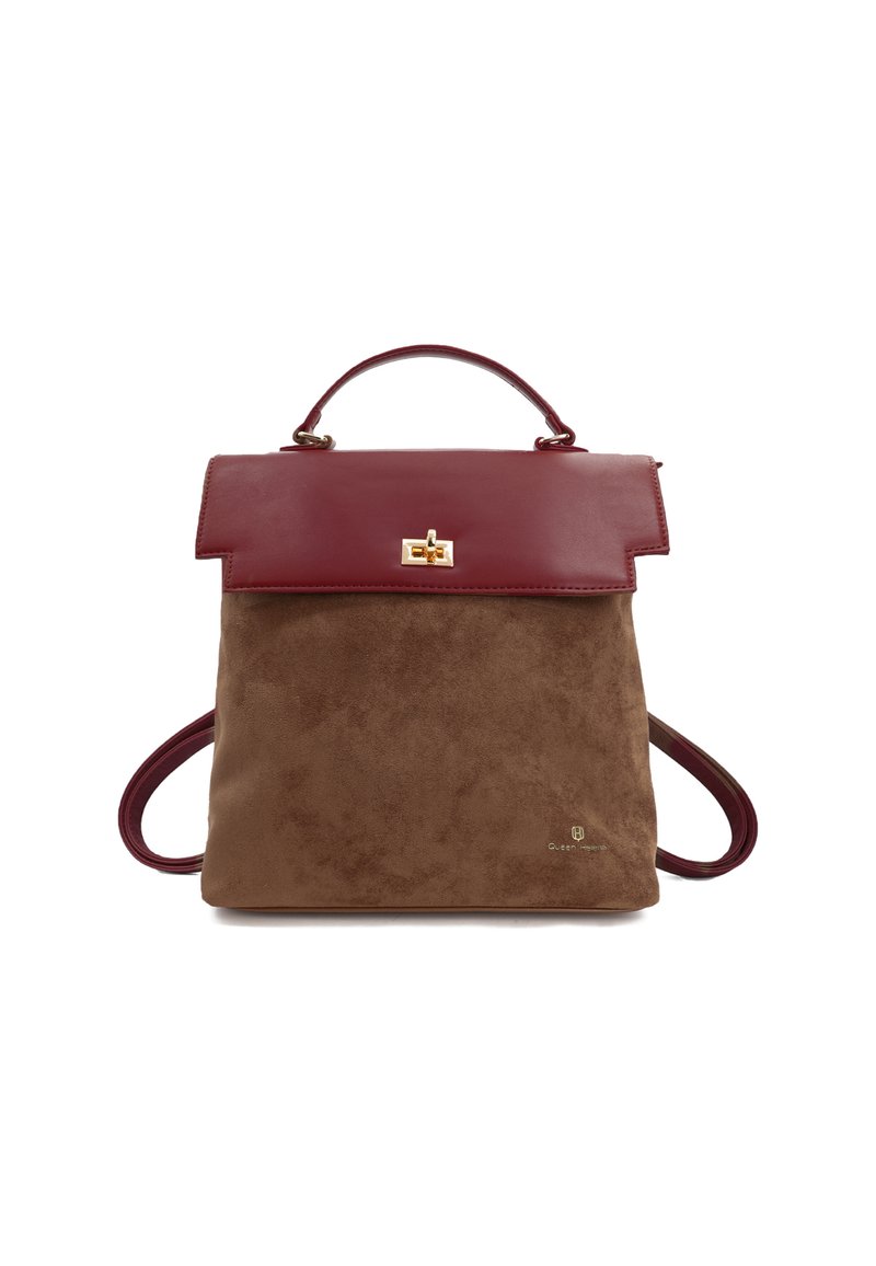 Zaino in suede marrone e pelle bordeaux con manico superiore, chiusura dorata e piccolo logo in basso a destra sul fronte.