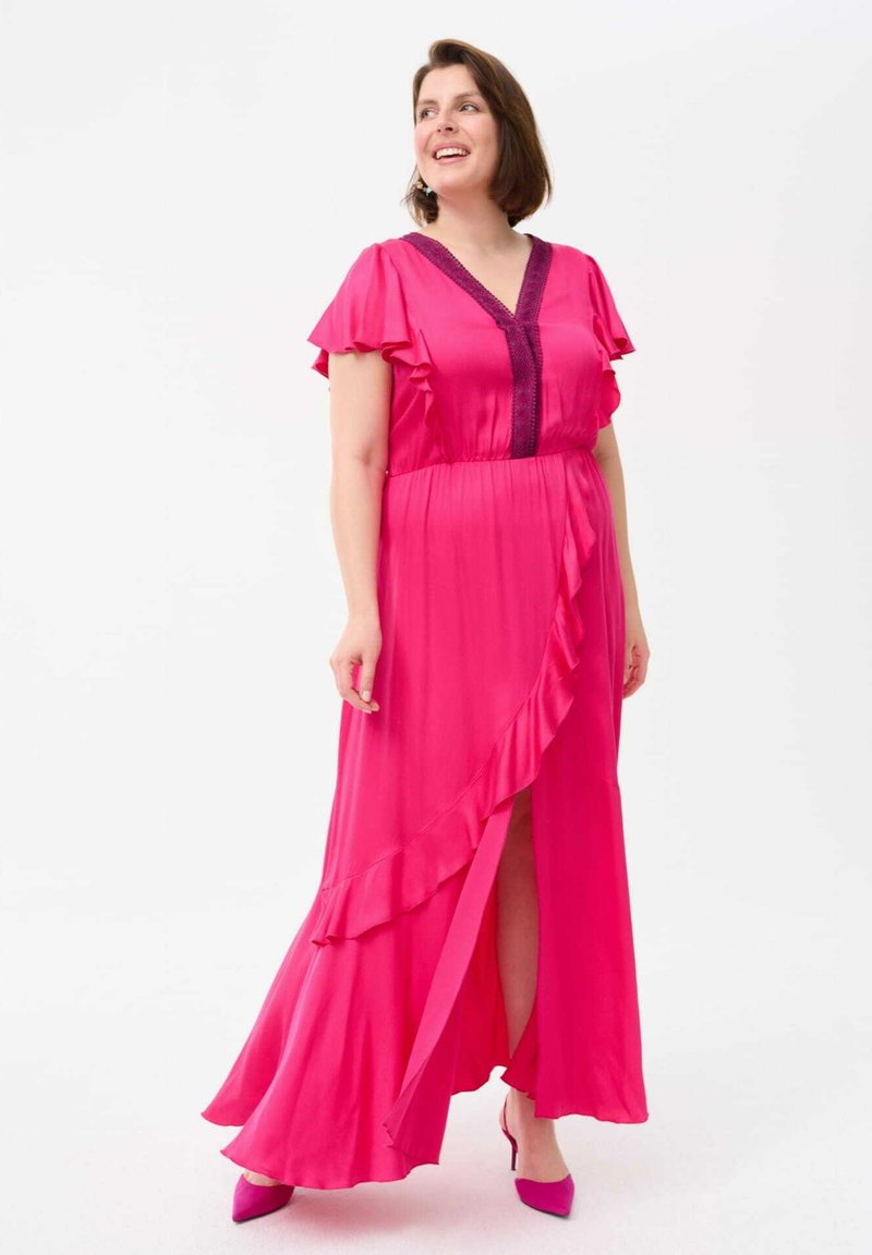 Roze satijnen maxi-jurk met uitlopende mouwen, V-hals en gerimpelde voorkant. Bevat een hoge split aan de dij en een aansluitende taille met een gestructureerde band.