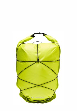 Sac à dos étanche vert avec une fermeture à enroulement, doté d'un design en cordon élastique noir et d'un logo en bas. Matériau durable.