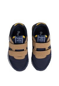 Zapatillas de deporte azul marino con correas de Velcro marrón, material texturizado, suelas de goma y acentos amarillos. Presentan un interior acolchado para mayor comodidad.