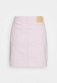 Jupe en denim rose avec une taille cintrée, deux poches arrière et un design simple. Dispose d'une  étiquette beige à la taille pour le branding.