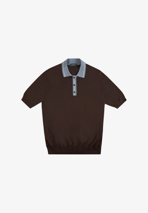 Polo shirt marrone a maniche corte con colletto azzurro chiaro e tre bottoni neri nella patta, con un orlo aderente.