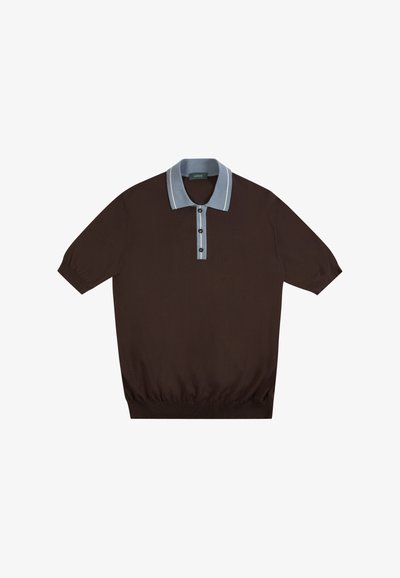 Brązowa polo z krótkim rękawem, z jasnoniebieskim kołnierzykiem i trzema czarnymi guzikami przy plisie, z dopasowanym dołem.