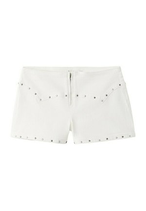 Shorts en denim blanc avec fermeture éclair à l'avant et détails de rivets argentés le long des poches et de l'ourlet.