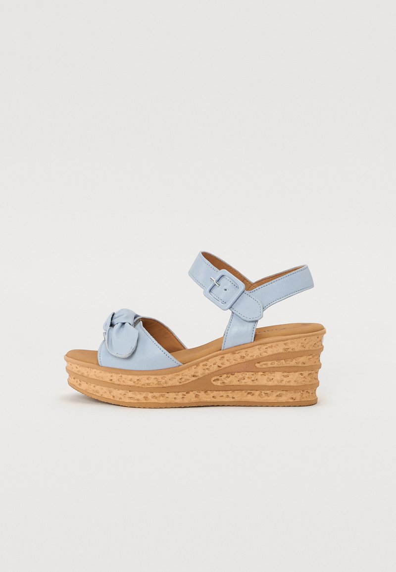 Lichtblauwe wedge-sandalen met een knoopdetail op de bovenkant, verstelbaar enkelbandje en een gestructureerde kurken wedge-zool.