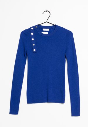 Pull en maille bleu à manches longues avec encolure ronde et boutons-pression argentés le long de l'épaule gauche, suspendu sur un cintre noir sur fond blanc.