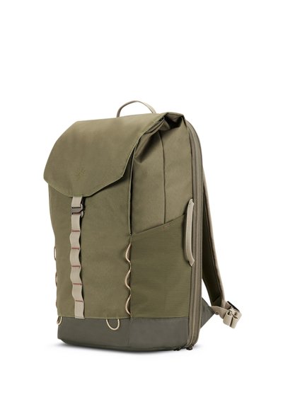 Olivgrön ryggsäck med klafflock, framrem med spänne, sidoficka, vadderade axelremmar och förvaringsögla i basen.