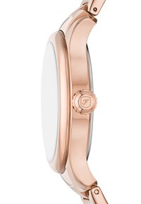 Montre en or rose avec un boîtier lisse et arrondi, un verre minéral, et une couronne texturée avec un détail de logo. Design minimaliste.