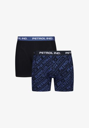 Deux paires de boxeurs pour hommes : un noir uni, un bleu marine avec un motif de texte blanc. Les ceintures élastiques arborent le logo "PETROL IND.".