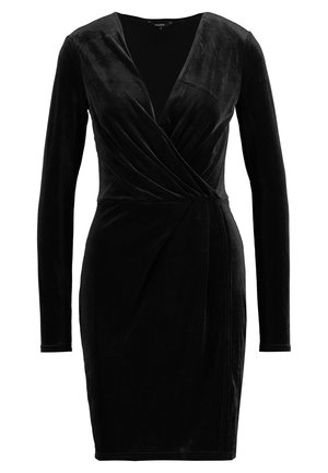 Crna baršunasta haljina s dugim rukavima, dubokim V-izrezom i omotanom prednjom dizajnom. Glatka tekstura i uska silueta ističu oblik.