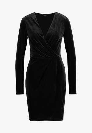 Zwarte fluwelen jurk met lange mouwen, een diepe V-hals en een gewikkeld voorontwerp. De gladde textuur en de getailleerde silhoët benadrukken de vorm.
