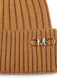 Bruine geribbelde gebreide muts met een gouden 'MK'-logo plaatje aan de voorkant. Zachte textuur met een snug fit en een omgeslagen rand.