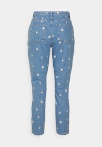 Ljusblå denimjeans med rakt snitt, med vit och gul blomsterbroderi utspritt över hela plagget.