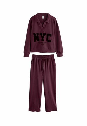 Burgunderfarbener Loungewear-Anzug mit einem Langarm-Pullover mit Kragen und NYC-Grafik, kombiniert mit passenden Hose mit elastischem Bund.