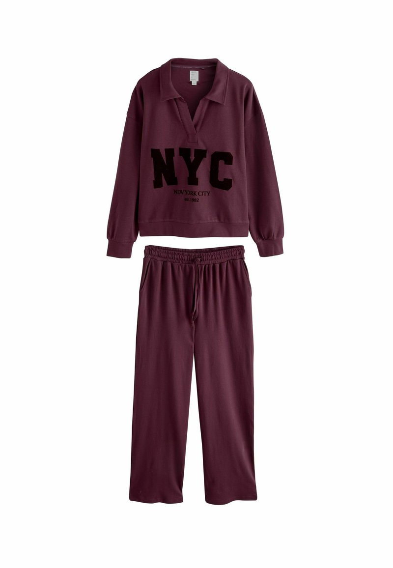 Completo loungewear color bordeaux, composto da un pullover a maniche lunghe con colletto e grafica "NYC", abbinato a pantaloni con elastico in vita.