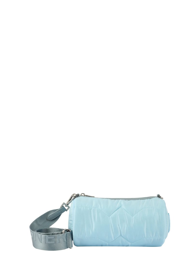 Borsa a tracolla trapuntata di colore azzurro chiaro, realizzata in nylon. Presenta una chiusura a zip e una tracolla grigia removibile con logo. Forma cilindrica.