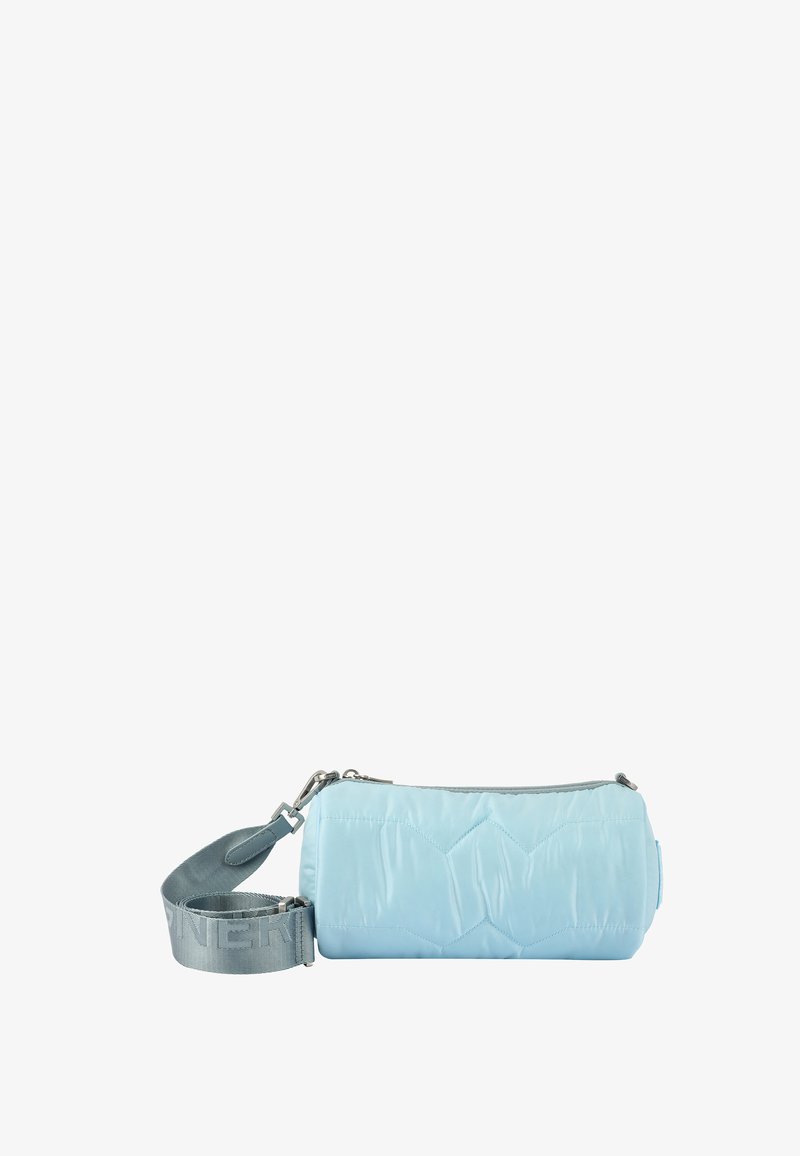 Lichtblauwe gewatteerde handtas van nylon. Voorzien van een ritssluiting en een afneembare grijze schouderband met branding. Cilindervormig.