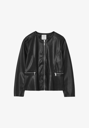 Giacca nera in finta pelle con scollatura rotonda, chiusura frontale con zip e due tasche laterali con zip. Design aderente con dettagli cuciti.