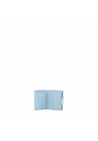 Portafoglio in pelle azzurro chiaro con una texture liscia, dotato di più slot per carte e chiusura con snap, design minimalista e senza modelli visibili.