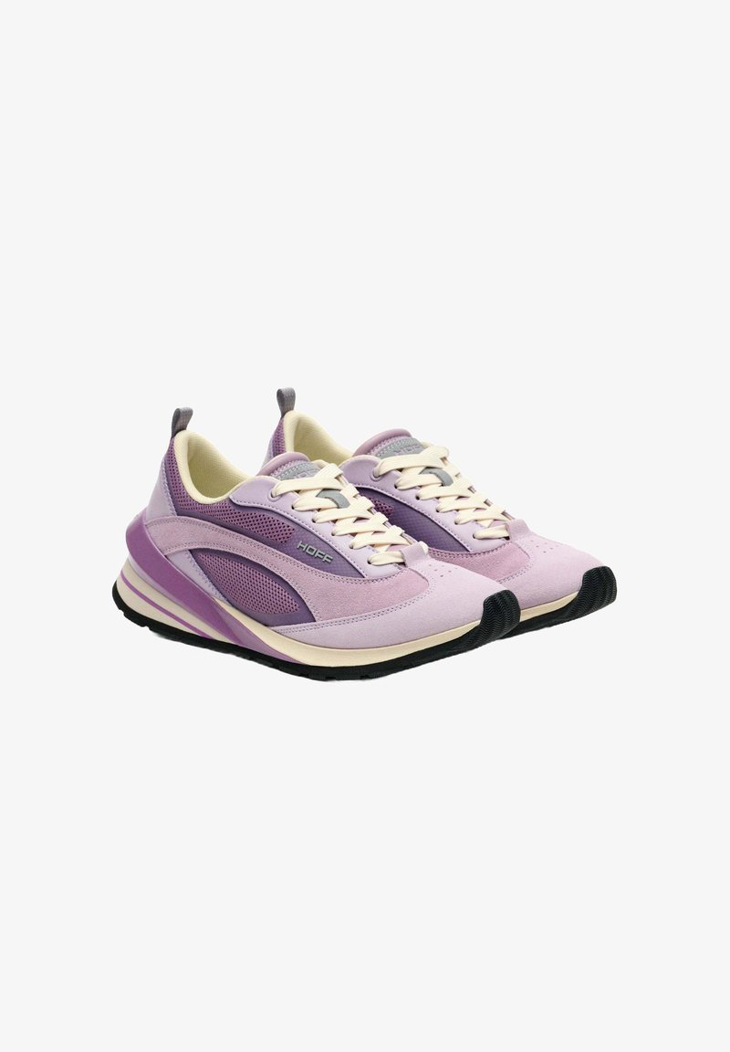 Zapatillas deportivas de color lilas claro con materiales de malla y ante. Presentan una suela texturizada, detalles en púrpura contrastante y cordones beige.