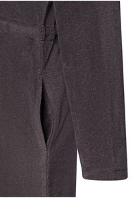 Siv grelnik oblačilo z mehko teksturo, ki ima žep na strani in šivni detajl na rokavu.