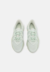 adidas Originals OZWEEGO - Sneakers basse - linen green/off white