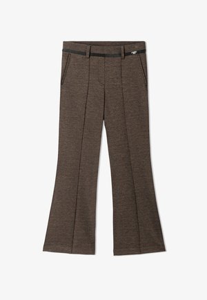 Pantalon bootcut marron texturé avec pli avant, passants de ceinture, poches latérales et petite étiquette noire sur la ceinture.