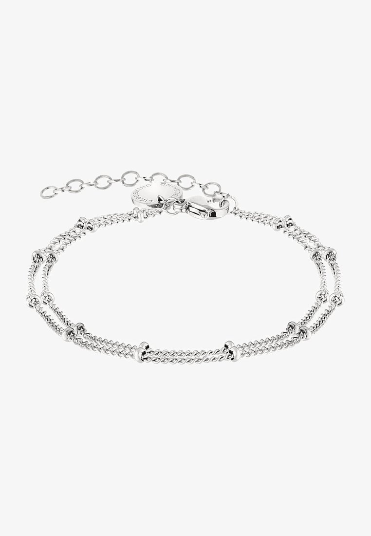 Bracciale in argento con tre fili di catena attorcigliata, accentuati da metallo liscio e chiusura a moschettone. Include una catena regolabile.