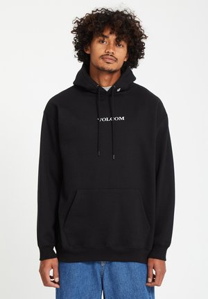 Schwarzer Kapuzenpullover mit einer Fronttasche und weißem Logotext. Hergestellt aus weichem Stoff, mit Kordeln und gerippten Bündchen.