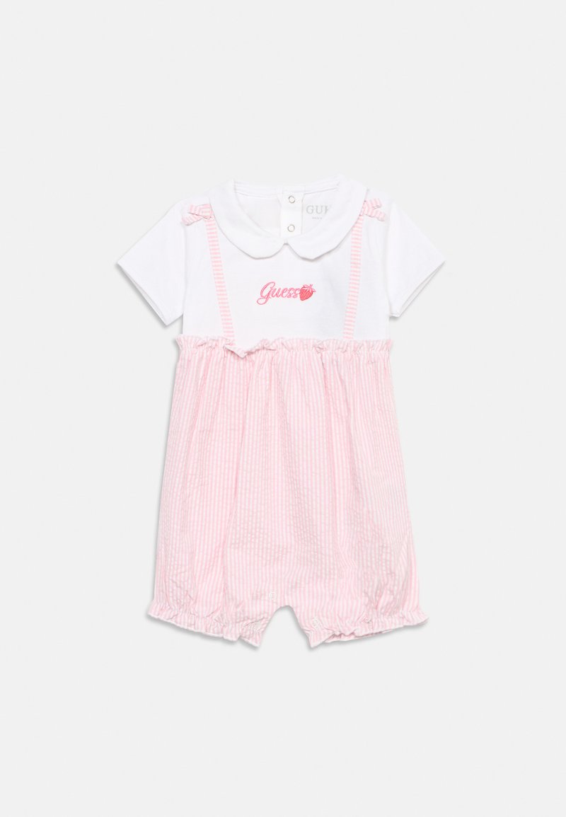Combinaison blanche pour bébé avec jupe rayée rose, manches courtes, col Claudine, et logo rose "Guess" avec une fraise sur la poitrine.
